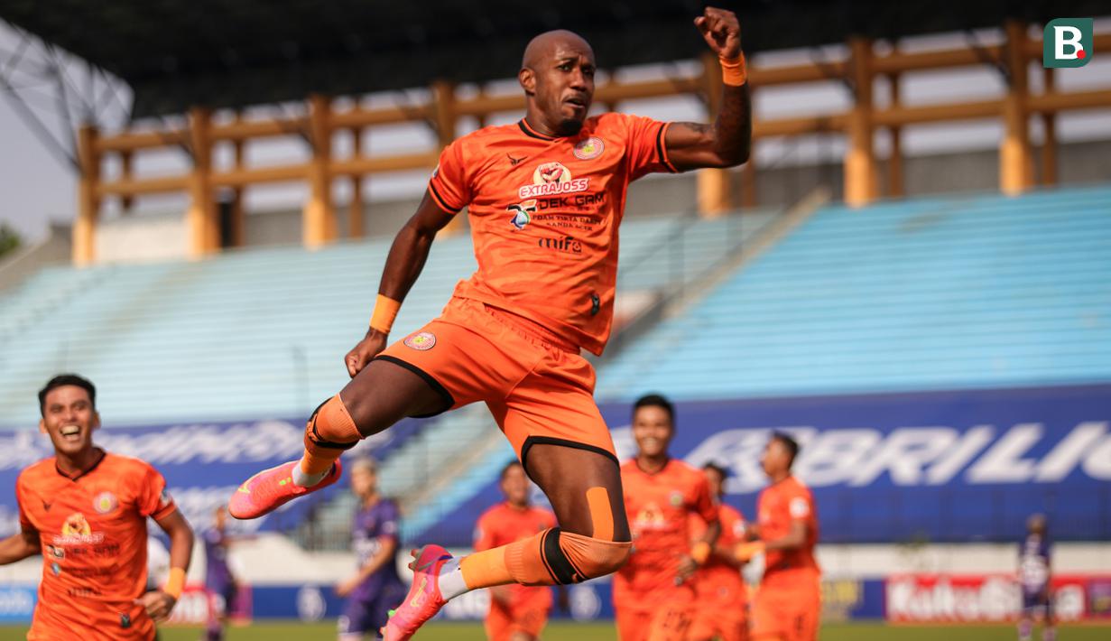 Paulo Henrique menjadi salah satu penyerang paling mematikan di BRI Liga 1. Ia telah mencetak 6 gol dari 7 penampilannya bersama Persiraja Banda Aceh. Sayangnya, performa individunya tak sebanding dengan performa tim yang saat ini terbenam di dasar klasemen. (Bola.com/Bagaskara Lazuardi)