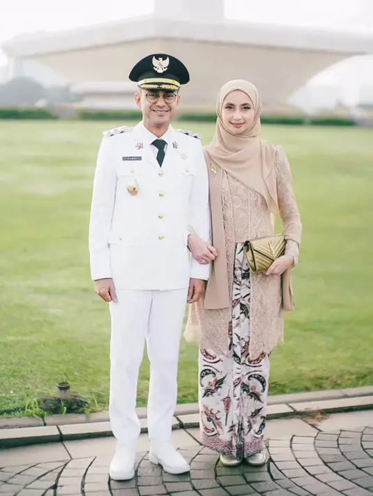 Sang istri, Avi mengenakan kebaya panjang brokat model kutu baru. Senada dengan warna kerudung polosnya. [@abiramzi76]