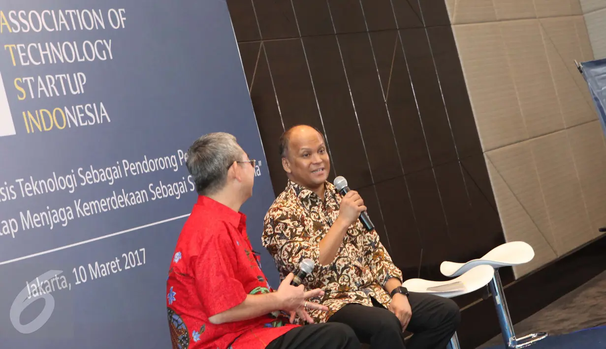 Presdir PT ILTHABI Rekatama Ilham Akbar Habibie dan Ketua Umum ATSINDO Handito Joewono saat berdiskusi dalam Association of Strartup Indonesia di Jakarta, Jumat (10/3). (Liputan6.com/Angga Yuniar)