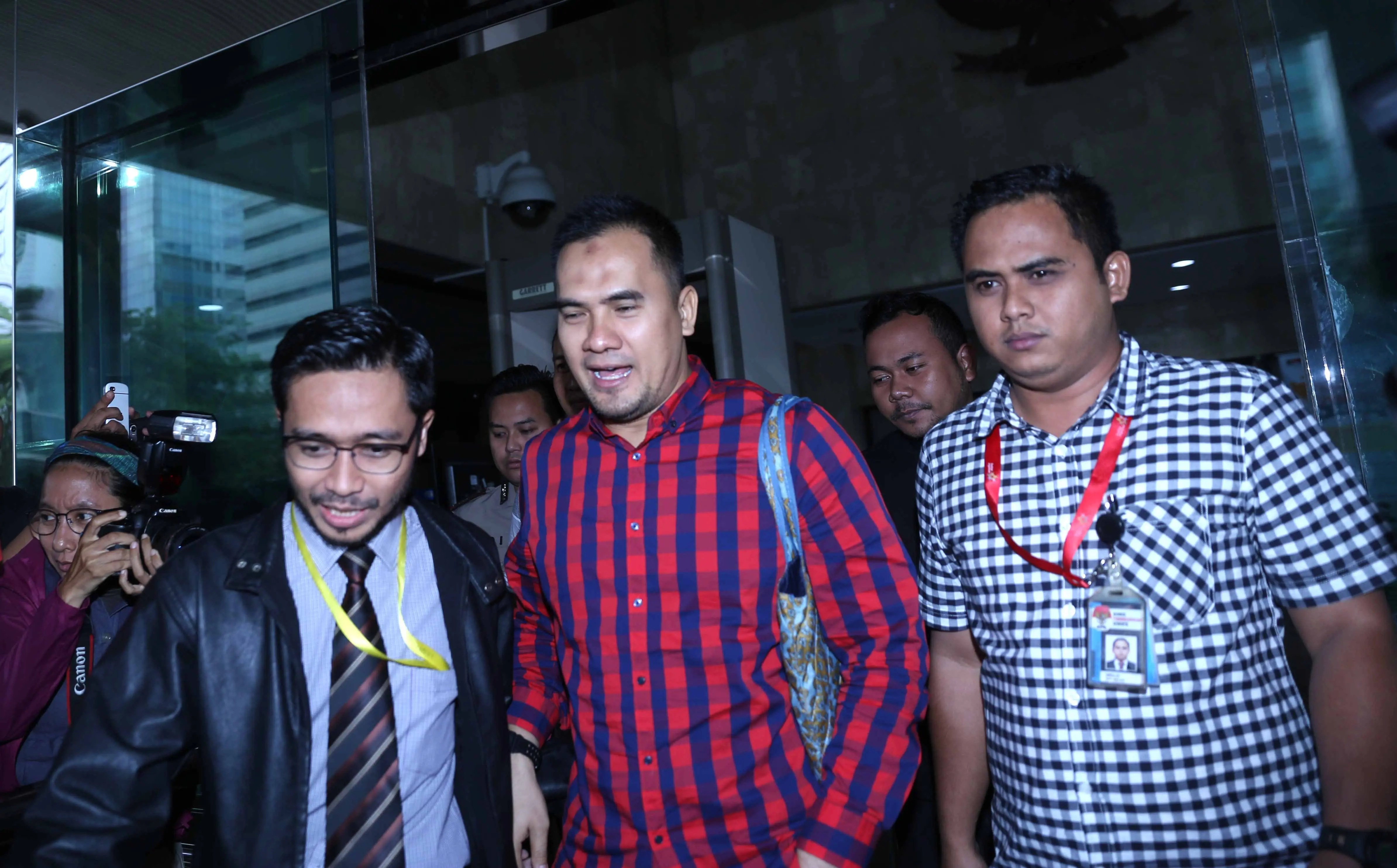 Arvid menambahkan, bahwa kliennya berusaha kooperatif menjawab seputar dana suap yang bersumber dari rekeningnya. Arvid menambahkan, bahwa Ipul dan Samsul merupakan korban. (Nurwahyunan/Bintang.com)