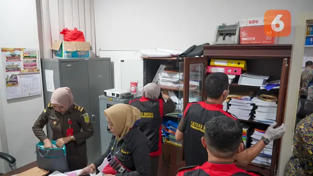 Kejati Sulsel menyita sejumlah dokumen keterkaitan dengan pelaksanaan pembebasan lahan Bendungan Paselloreng di Kabupaten Wajo (Liputan6.com/Eka Hakim)