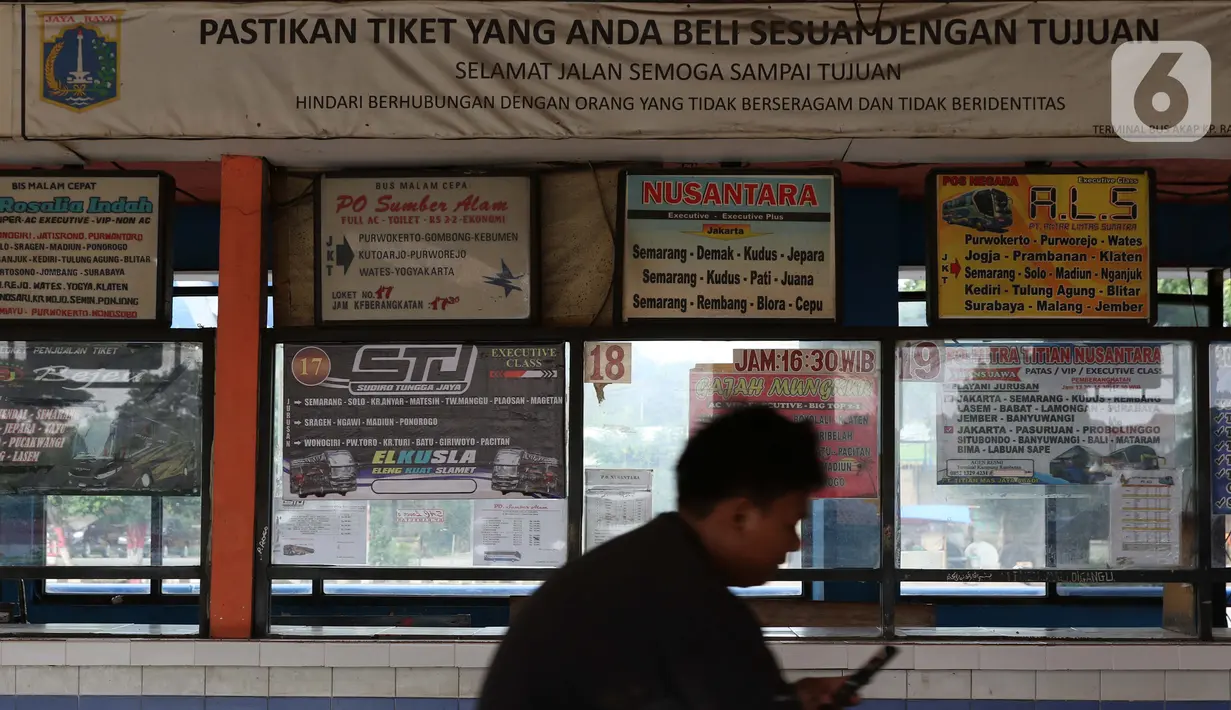 Seseorang melihat ponselnya saat berada di area ruang tunggu keberangkatan Terminal Kampung Rambutan, Jakarta, Sabtu (25/4/2020). Untuk mencegah dan memutus mata rantai penularan virus Covid-19, pemerintah resmi melarang aktivitas mudik pada Jumat (24/4) lalu. (Liputan6.com/Helmi Fithriansyah)