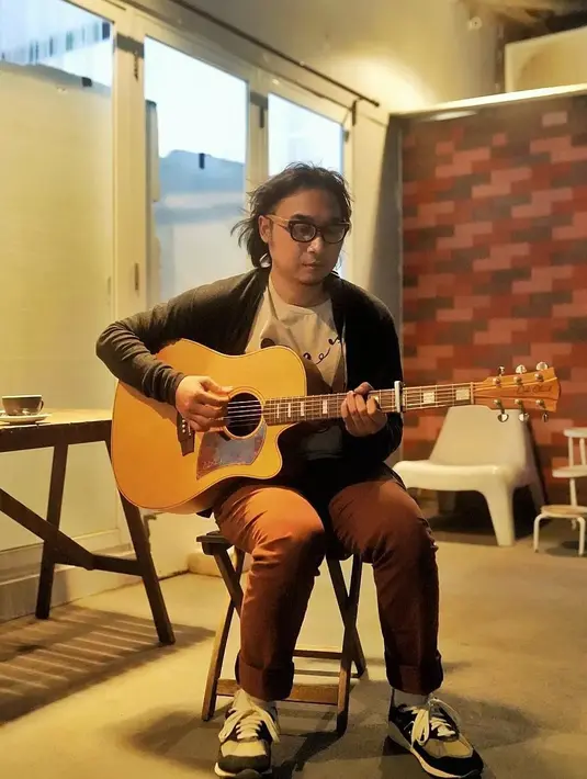 Selain gitar, Adhitia Sofyan juga tak bisa lepas dari kacamata. Ia punya model kacamata bulat yang sering ia kenakan saat manggung. [Instagram @adhitiasofyan]