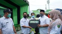 Pemberian beasiswa dan bus PT Berau Coal kepada masyarakat Berau di Kalimantan Timur.