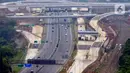 Sejumlah kendaraan melintas di dekat proyek pembangunan tol yang merupakan bagian dari Tol JORR II di kawasan BSD, Tangerang Selatan, Banten, Minggu (15/12). Jalan tol ini nantinya menyambungkan Tol Kunciran–Serpong di bagian barat dan Tol Cinere–Jagorawi di bagian timur. (merdeka.com/Arie Basuki)