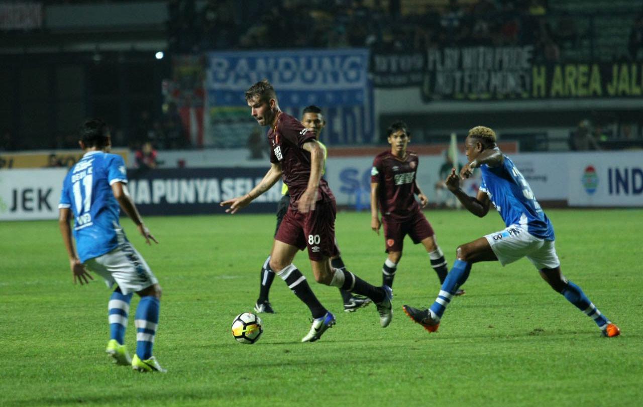 Duel Persib vs PSM di Stadion Gelora Bandung Lautan Api, Bandung, Rabu (23/5/2018). (Bola.com/Abdi Satria)