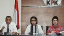 Deputi Bidang Pencegahan KPK Pahala Nainggolan (kiri) bersama Wakil Ketua KPK Basaria Panjaitan (tengah) dan Menteri Kesehatan Nila F Moeloek memberi keterangan usai pertemuan tertutup di Gedung KPK, Jakarta, Rabu (16/1). (Merdeka.com/Dwi Narwoko)