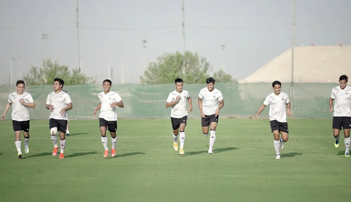 Usai menjalani dua kali latihan di pantai, timnas Indonesia menggelar latihan untuk pertama kalinya di lapangan JA Centre of Excellence & Shooting Club Dubai. (Foto: Dokumentasi PSSI)