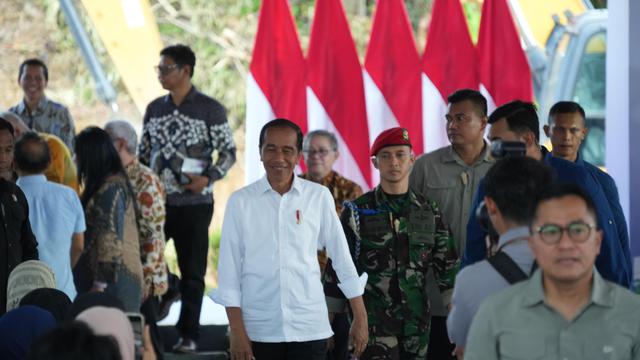 Presiden Joko Widodo (Jokowi) melakukan groundbreaking Kampus Program Doktor Internasional Universitas Gunadarma (UG) di kawasan Edutown, Ibu Kota Nusantara (IKN), Selasa (4/6/2024). (Foto: Istimewa)