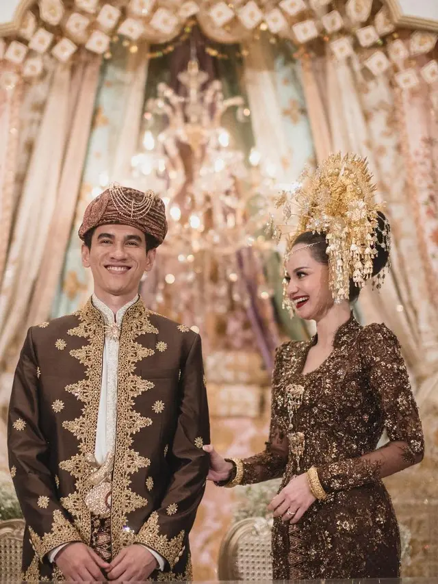 Busana pengantin adat ala artis