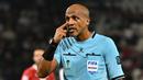 <p>Wasit Ahmed Al Kaf tak segera meniup peluit tanda akhir pertandingan meski injury time melebihi waktu yang ditentukan, yaitu 6 menit. (AFP/Hector Retamal)</p>