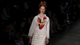 Seorang model memakai busana desainer Ronaldo Fraga selama Sao Paulo Fashion Week, Brazil, Senin (19/10/2015). Busana yang ditampilkan pada Sao Paulo Fashion week kali ini mengambil tema musim dingin 2016. (REUTERS/Nacho Doce)