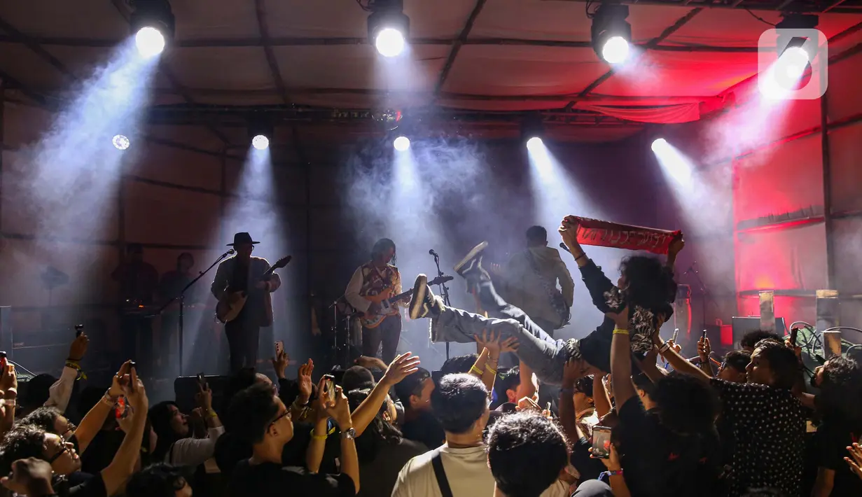The Panturas membuka penampilannya dengan lagu "Lasut Nyanggut" yang merupakan track kedua di album Galura Tropikalia. (Liputan6.com/Angga Yuniar)