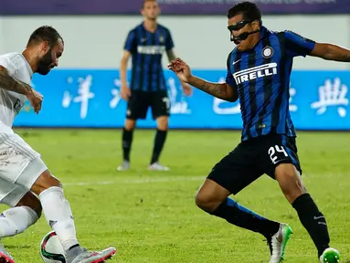 Penyerang Real Madrid, Jese Rodriguez (kiri) berusaha melewati Pemain Inter Milan, Jeison Murillo di Stadion Tianhe, Cina, Senin, (27/7/2015). Ini merupakan pertandingan yang merebutkan piala  Champions Internasional. (REUTERS/Tyrone Siu)