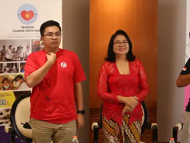 Pendiri Yayasan Cahaya Cinta Kasih, Bunda Arsaningsih (tengah) usai memberi keterangan terkait Solusi Holistik untuk Kesehatan Mental dan Spiritual Indonesia di Jakarta Convention Center (JCC), Sabtu (14/12/2024). (Liputan6.com/Helmi Fithriansyah)