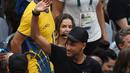 Neymar menyapa fans saat mendukung timnas Brasil berlaga pada final bola voli Olimpiade Rio 2016 melawan Italia di Stadion Maracanazinho, Rio de Janeiro, (21/8/2016). (AFP/Kirill Kudryavtsev)