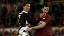 Duel antara Manolas dan Cristiano Ronaldo pada laga lanjutan Serie A yang berlangsung di Stadion Olimpico, Roma, Senin (13/5). AS Roma menang 2-0 atas Juventus. (AFP/Filippo Monteforte)