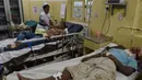 Korban dari bangunan yang roboh mendapat perawatan di Kolombo, Sri Lanka, Kamis (18/5). Sedikitnya 20 pekerja berhasil diselamatkan dan puluhan lainnya masih dalam tahap pencarian. (AFP/Ishara S. KODIKARA)