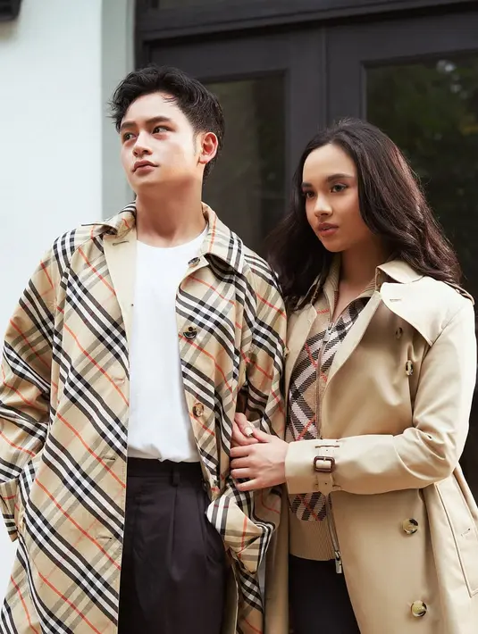 Lyodra Ginting kenakan zipped polo shirt berbahan wool dengan monogram Burberry. Tampilannya sedikit maskulin dengan perpaduan celana [@randymartinnn]