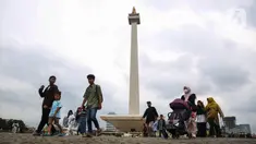 Aktivitas warga saat berkunjung di kawasan Monumen Nasional (Monas), Jakarta, Rabu (25/12/2024). (Liputan6.com/Angga Yuniar)