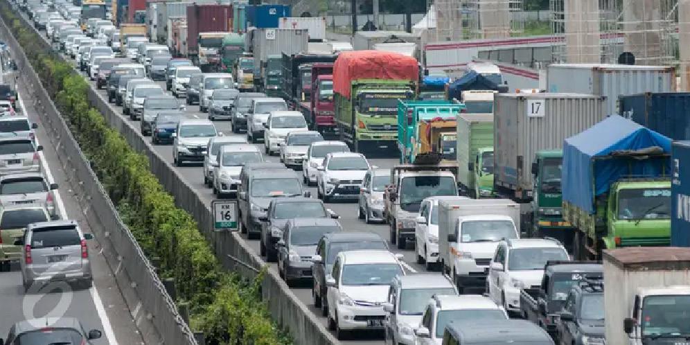 Ratusan kendaraan roda empat antre di dua arah Tol Jakarta-Cikampek, Bekasi, Sabtu (25/3). Kepadatan juga terjadi dari Jakarta menuju arah Bandung tersebut disebabkan banyaknya warga yang akan berlibur panjang. (Liputan6.com/Gempur M. Surya)