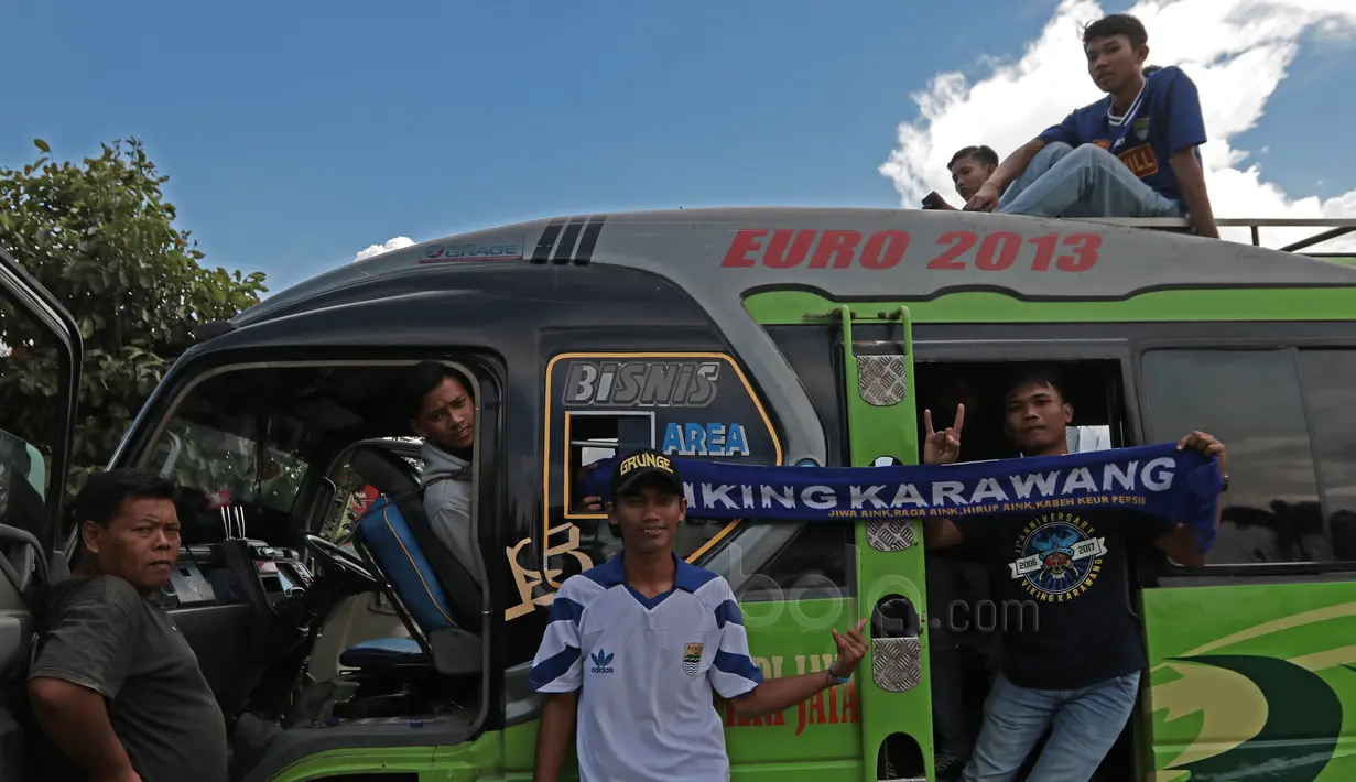 Bobotoh asal Karawang bersiap menuju stadion di Bandung, Minggu (7/5/2017).  Bobotoh dengan berbagai jenis kendaraan menuju Stadion GBLA untuk mendukung Persib Bandung melawan Persipura. (Bola.com/Nicklas Hanoatubun)