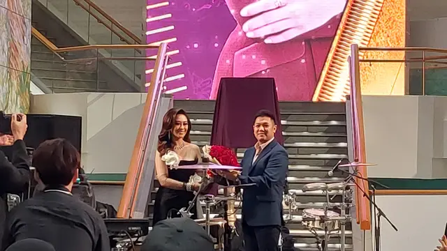 Poppy Capela Pamerkan Mahkota Miss Universe Indonesia