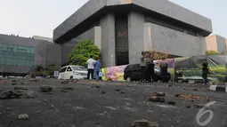 Massa FPI yang demo menolak Ahok sebagai Gubernur DKI melakukan aksi anarkis dengan melempari Polisi yang berjaga dengan batu, Jakarta, Jumat (3/10/2014) (Liputan6.com/Herman Zakharia)