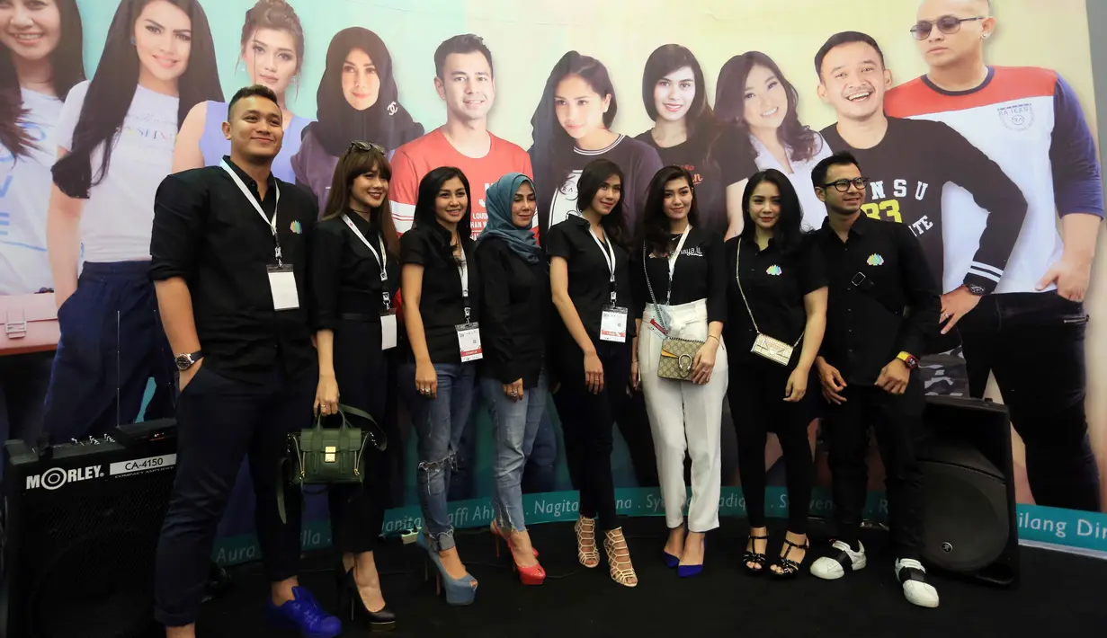 "Ngapain klarifikasi kalau nggak ada apa-apa mah, bikin heboh aja. Iyaa nanti dibikinin (film bareng-bareng antara Raffi, Gigi dan Ayu). Bikin heboh aja orang-orang, gua bingung," tandas Raffi tertawa. (Nurwahyunan/Bintang.com)