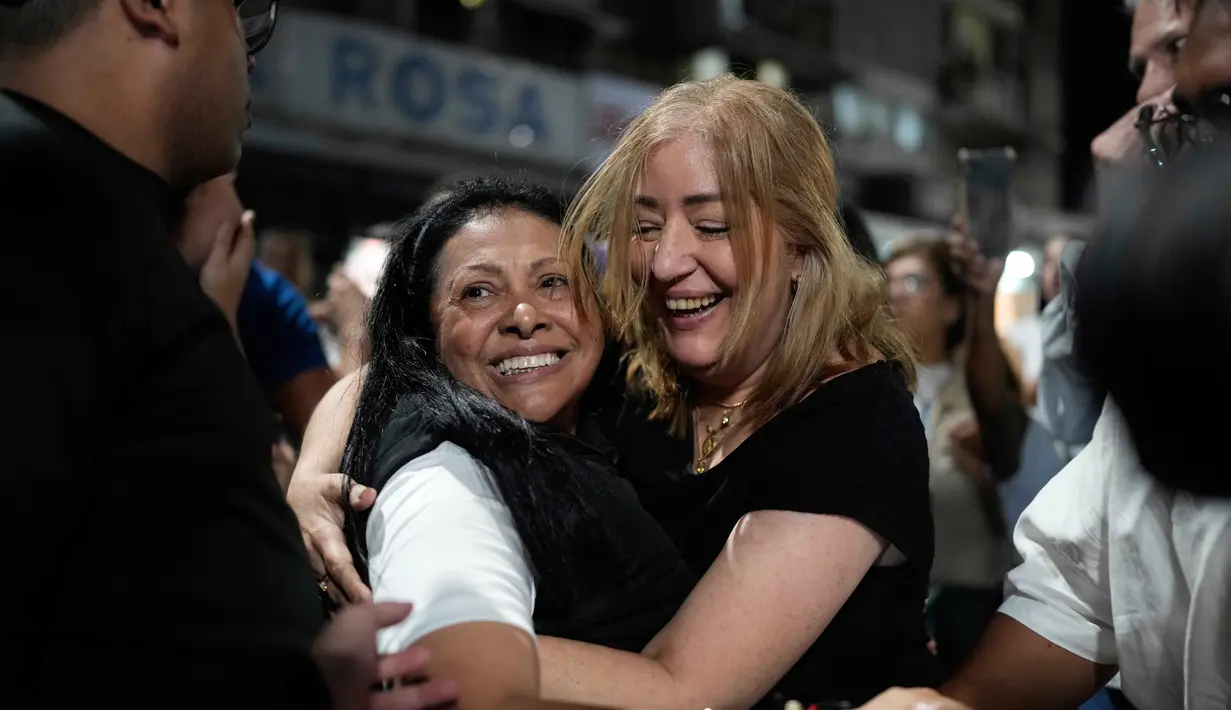 Aktivis politik Venezuela, Dignora Hernandez (kiri) dipeluk oleh pendukungnya setelah dibebaskan dari tahanan, Minggu 8 Februari 2026. Sejak Januari 2026, proses pembebasan tahanan politik di Venezuela mengalami percepatan signifikan. (AP Photo/Ariana Cubillos)