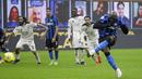 Striker Inter Milan, Romelu Lukaku, melepaskan tendangan penalti saat melawan Spezia pada laga Liga Italia di Stadion Giuseppe Meazza, Minggu (20/12/2020). Inter Milan menang dengan skor 2-1. (AP/Luca Bruno)