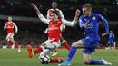 Bek Arsenal, Hector Bellerin, berusaha menghentikan striker Leicester, Jamie Vardy, pada laga Premier League di Stadion Emirates, London, Rabu (26/4/2017). Arsenal menang 1-0 atas Leicester. (AFP/Ian Kington)