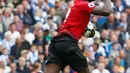 Striker Manchester United, Romelu Lukaku berselebrasi usai mencetak gol ke gawang Brighton & Hove Albion pada lanjutan Liga Inggris di stadion Amex, Brighton, (19/8). Brighton & Hove Albion berhasil mengalahkan MU 3-2. (AP Photo/Alastair Grant)