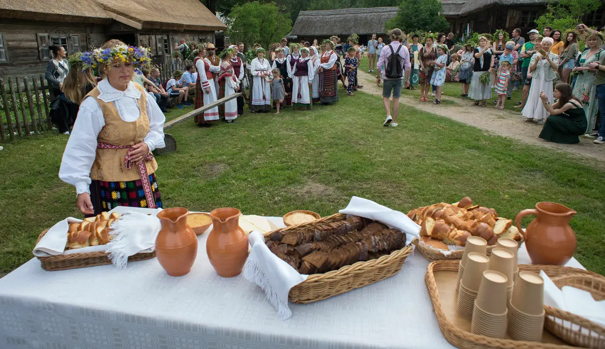 Warga mengenakan kostum tradisional saat mengikuti Festival Rasos di Rumsiskes, Lithuania, Selasa (23/6/2020). Festival Rasos merupakan perayaan yang diadakan pada pertengahan musim panas di Lithuania. (Xinhua/Alfredas Pliadis)
