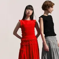 UNIQLO resmi memperkenalkan kolaborasi terbarunya bersama desainer asal Denmark, Cecilie Bahnsen. Mengusung tema “Shapes of Poetry”, koleksi Spring/Summer 2026 ini menghadirkan perpaduan harmonis antara desain romantis khas Bahnsen dengan filosofi LifeWear yang praktis dan fungsional. (foto/dok: uniqlo)
