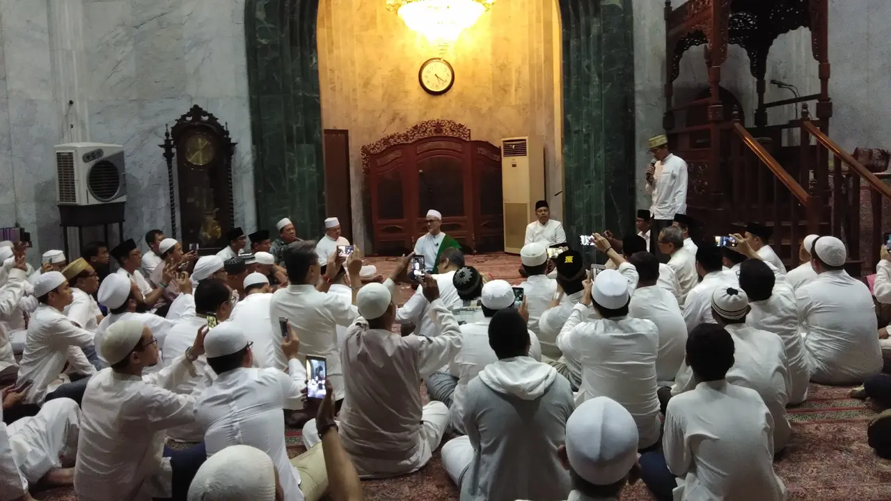 Calon wakil presiden Sandiaga Uno usai salat subuh di Masjid At-Taqwa Kebayoran Baru, Jakarta Selatan.