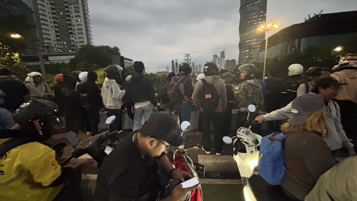 Ketika Pengendara Hentikan Laju di Flyover Slipi, Pantau Sisa-Sisa Ricuh Demo DPR