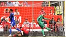 Gelandang Cardiff, Josh Murphy, merayakan gol yang dicetaknya ke gawang Manchester United pada laga Liga Inggris di Stadion Old Trafford, Manchester, Minggu (12/5). MU kalah 0-2 dari Cardiff. (AFP/Oli Scarff)