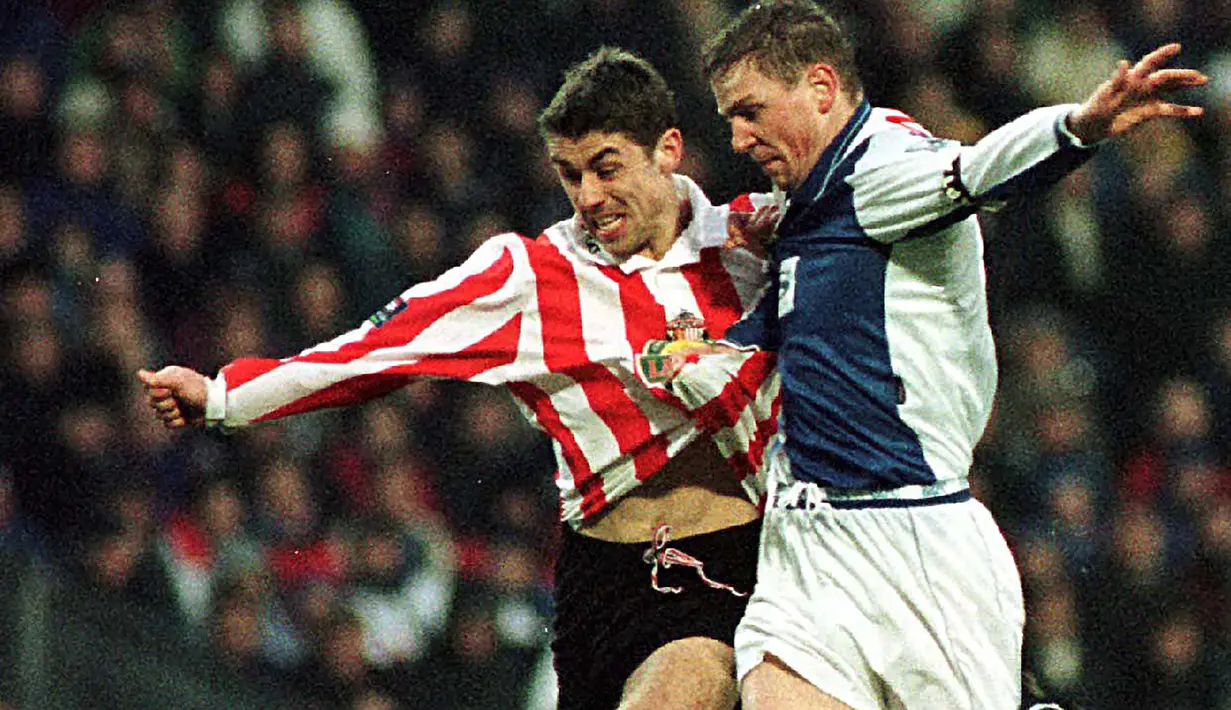 Kevin Phillips. Eks striker Inggris berusia 49 tahun yang telah pensiun pada Mei 2014 ini menjadi pemain dengan catatan gol terbanyak kedua pada musim debutnya di Pemier League Liga Inggris. Kevin Phillipps total mencetak 30 gol dari 36 laga pada musim 1999/2000 saat ia menjalani musim pertamanya di Premier League Liga Inggris sekaligus musim ketiganya bersama Sunderland sebagai tim promosi saat itu. (AFP/PA/Peter Wilcock)