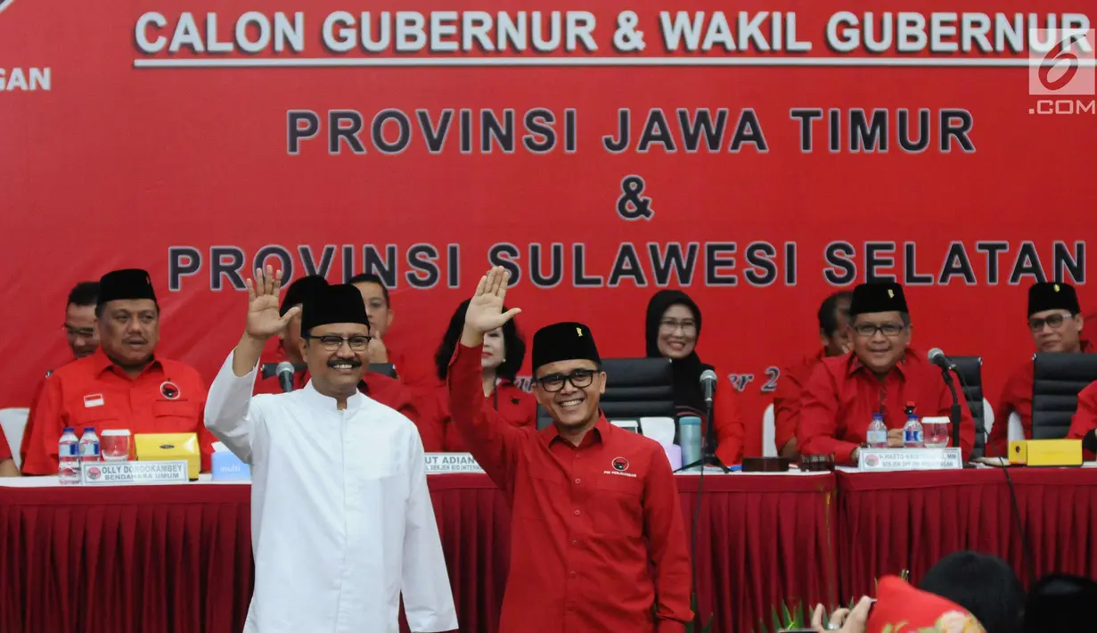Pasangan Cagub dan Cawagub Jawa Timur, Saifullah Yusuf (kiri) dan Abdullah Azwar Anas saat diperkenalkan Ketum PDIP Megawati Soekarno Putri, Jakarta, Minggu (15/10). Megawati juga mengumumkan Cagub dan Cawagub Sulsel. (Liputan6.com/Helmi Fithriansyah)