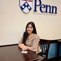 Erina Gudono mengucapkan hari perempuan internasional dengan mengunggah foto dirinya mengenakan atasan knit coklat. Dipadukan celana hitam saat berada di kampusnya. [@erinagudono]