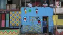 Warga berbincang di rumahnya yang dihiasi dengan pesan mural Lawan Virus Corona di Lapangan Bulutangkis, Kampung Kali Pasir, Jakarta, Selasa (7/4/2020). Pesan mural mengajak warga untuk memutus rantai penyebaran Corona Covid-19 dengan tidak beraktivitas di luar rumah. (Liputan6.com/Fery Pradolo)