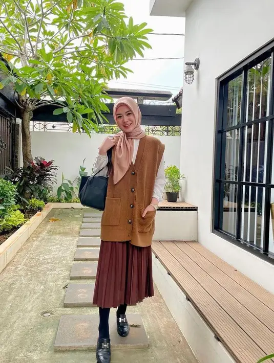 Cocok sebagai outfit ke kampus, bisa padukan vest warna cokelat muda dengan rok plisket cokelat bata. Supaya makin stunning, jangan lupa kenakan sepatu platform seperti ini. (Instagram/xolovelyana).