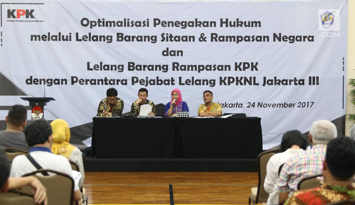 Suasana lelang yang digelar di Gedung Komisi Pemberantasan Korupsi (KPK), Jumat (24/11). Barang yang dilelang diantaranya barang elektronik, kendaraan bermotor, perhiasan, dan barang seni berupa lukisan. (Liputan6.com/Immanuel Antonius)