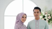 Gamis Couple Kombinasi Brokat untuk Pernikahan. Foto: Gemini