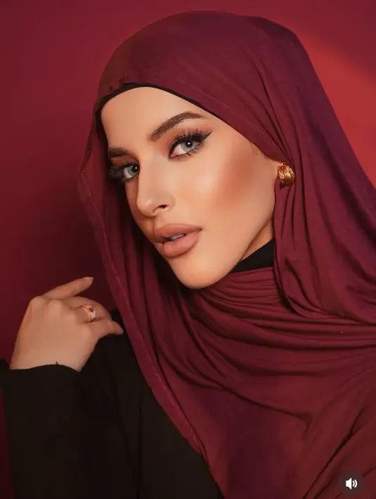 Tasya Farasya membagikan beberapa foto dirinya mengenakan hijab. Ia pun membagikan hijab makeup tutorial di video story Instagramnya. [@tasyafarasya]