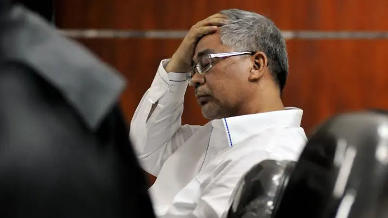 [Foto] Ekspresi Akil Mengantuk dan Mengorek Hidung Saat Sidang