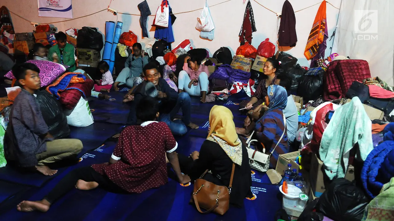Pengungsi Terdampak Tsunami Selat Sunda di Lapangan Tenis Indoor Kalianda