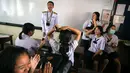 Seorang guru tunanetra, Damkerng Mungthanya tersenyum ketika para siswa menyanyikan lagu untuknya di sekolah Satri Si Suriyothai di Bangkok, 15 Februari 2019. Damkerng merupakan guru Bahasa Inggris di Sekolah Menengah.  (REUTERS/Athit Perawongmetha)
