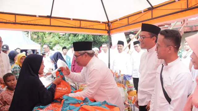 CEO PT BNI Wilayah Banjarmasin Muhammad Arafat memberikan paket sembako di Balikpapan, Kalimantan Timur, Kamis (23/5/2019). Dok BNI